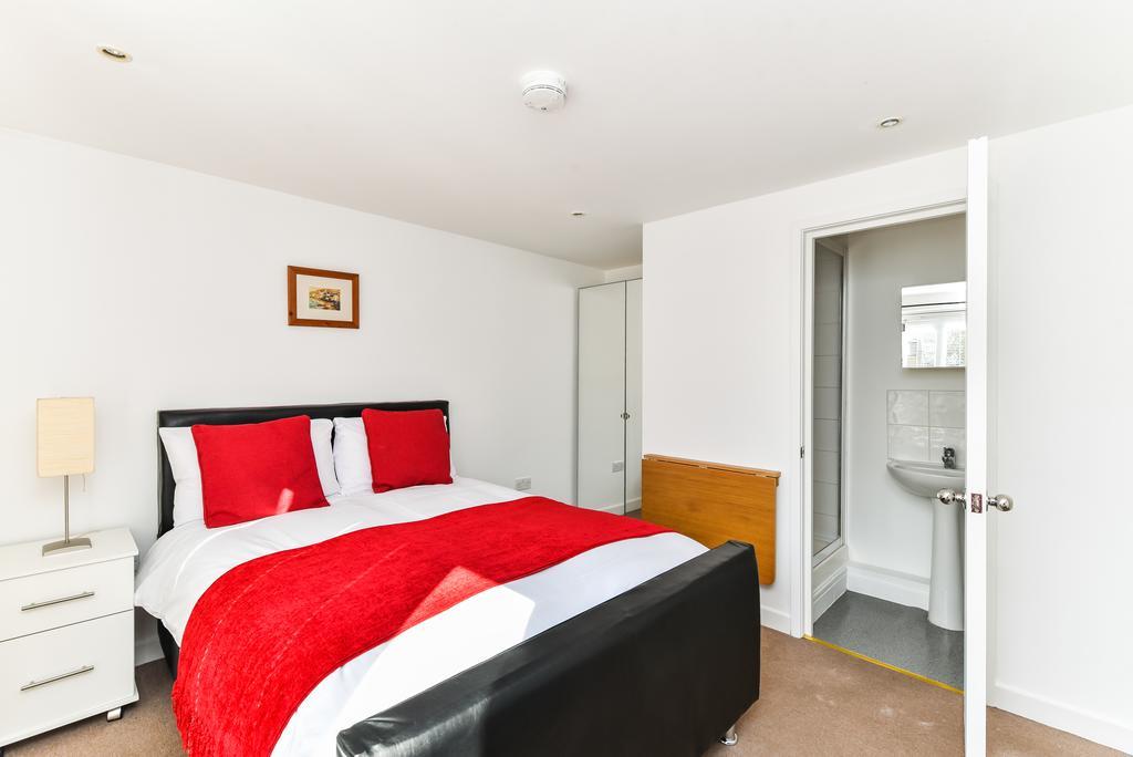 Riverbank Stay London Exterior foto